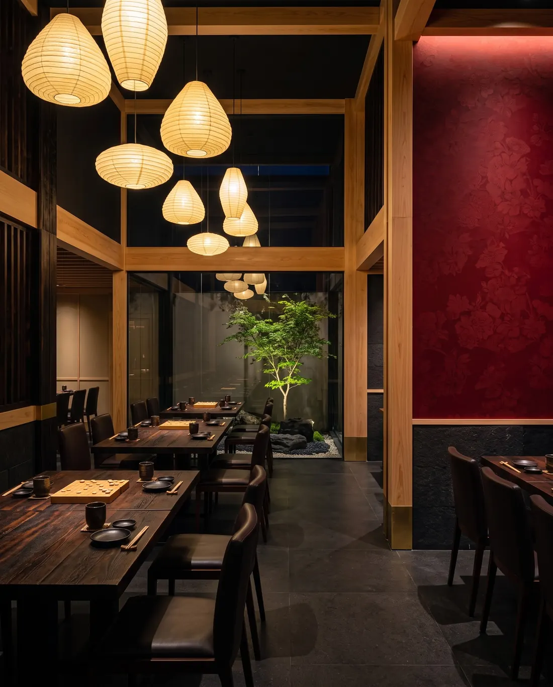Salão principal com luminárias de papel e jardim interno com bordo japonês